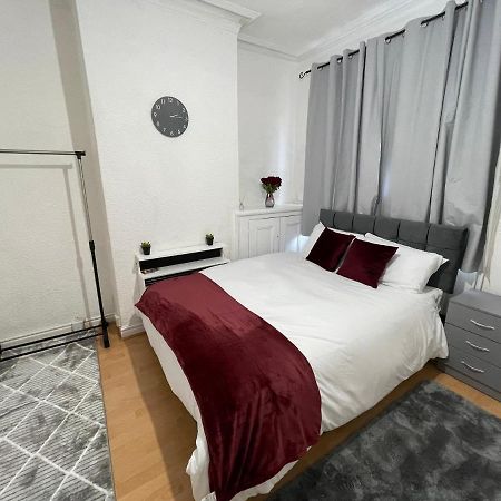 3 Bedrooms Comfortable Home With Jacuzzi Hot Tub Sleeps 10 Leicester Exterior foto