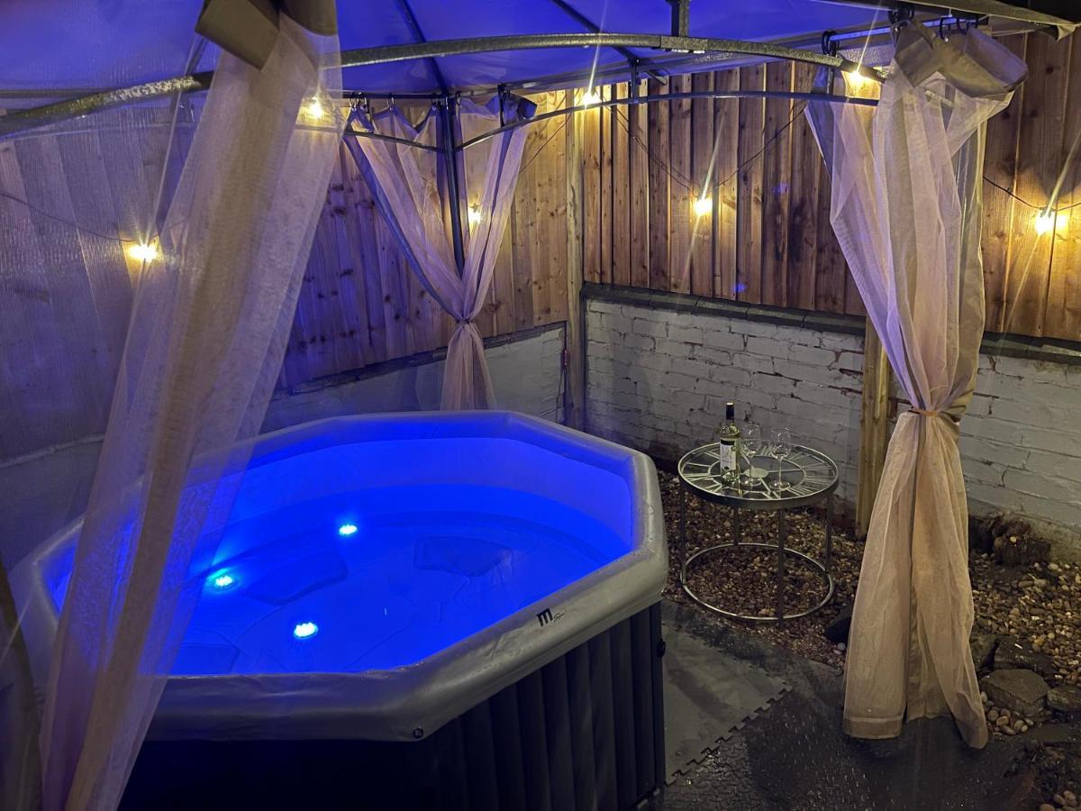 3 Bedrooms Comfortable Home With Jacuzzi Hot Tub Sleeps 10 Leicester Exterior foto